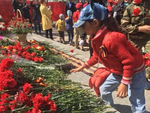 Возложение цветов к памятнику Воину освободителю
